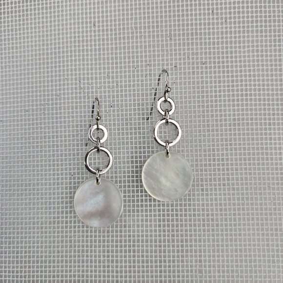 Like New VINTAGE Lia Sophia Frosted Dangle Earrings Silver with Mother of Pearl - Picture 4 of 6